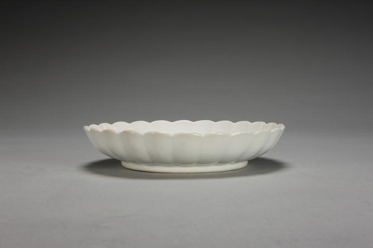 雍正款粉彩牡丹纹菊瓣盘