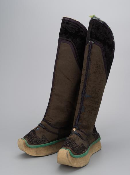 石青色缎补绒云纹头皂靴