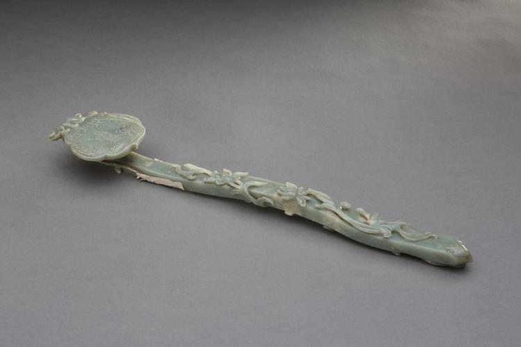 青玉浮雕缠枝莲鹤寿纹如意