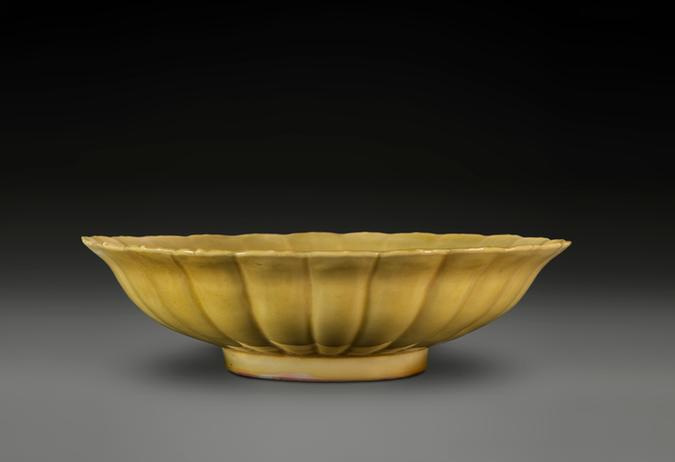 康熙款黄釉暗花寿字云龙纹花口盘