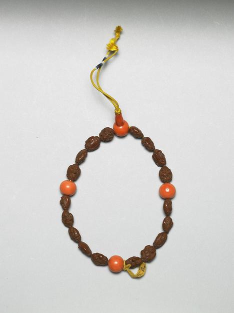 雕枣核仙人手串 附嵌金银丝圆木盒