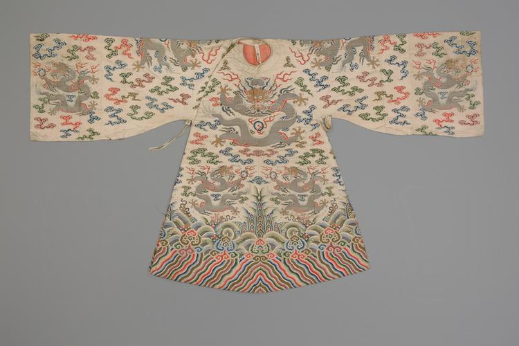 白色彩云金龙纹妆花缎女蟒