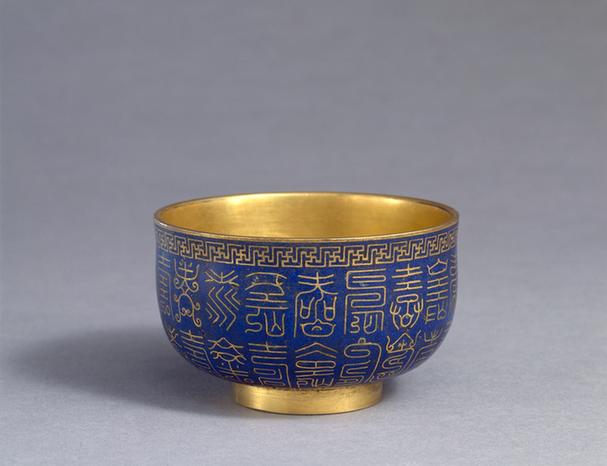 嘉庆款掐丝珐琅蓝地寿字碗