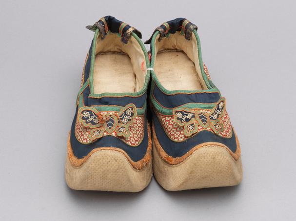 蓝色缎网绣锦纹花蝶皂鞋