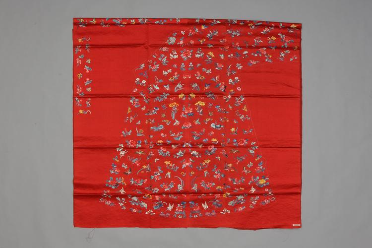 红色缎绣花鸟蝶纹袍料