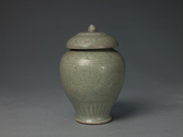 龙泉窑青釉刻花盖罐