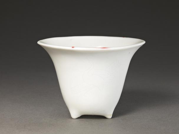 德化窑白釉暗划花鹤纹三足杯