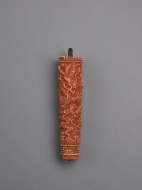 红色云龙纹圆蜡