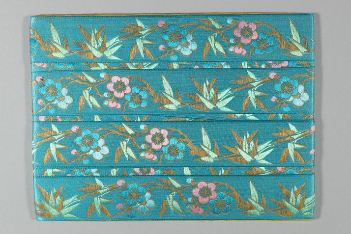 品月色缎地织金枝梅竹纹绦