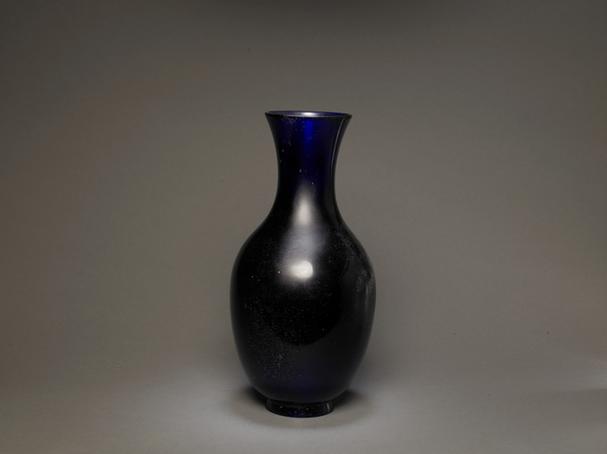 乾隆款暗蓝色玻璃光素撇口瓶