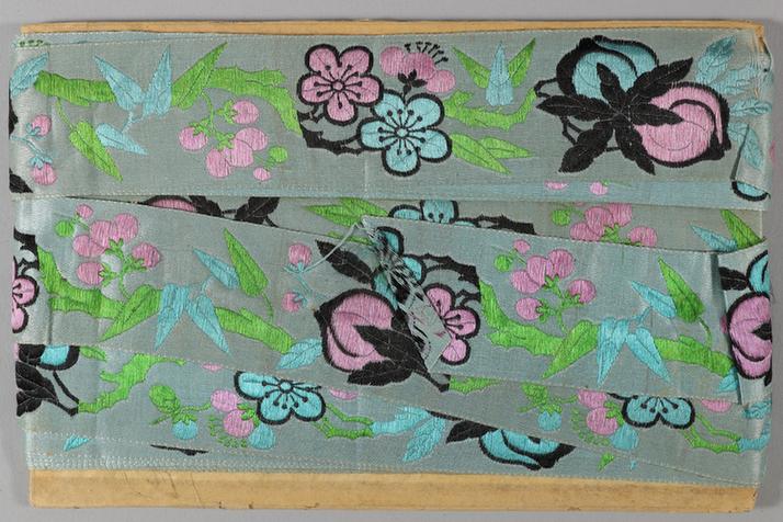 湖色缎地淡彩桃梅竹纹绦