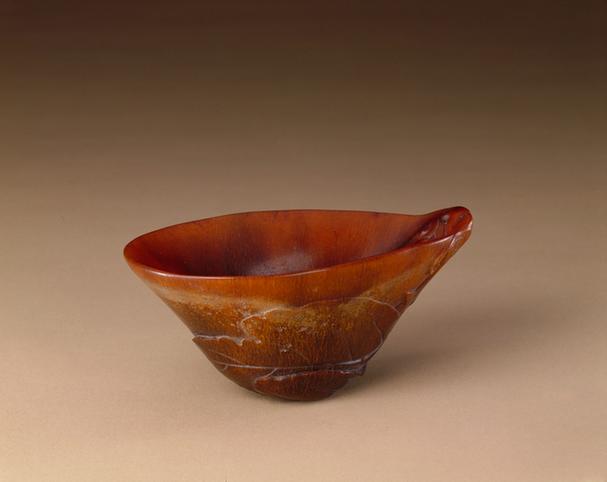 犀角雕双叶纹瓜形杯