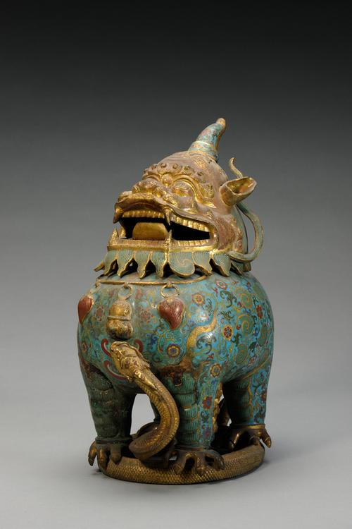 乾隆款掐丝珐琅花卉纹盘蛇甪端香熏