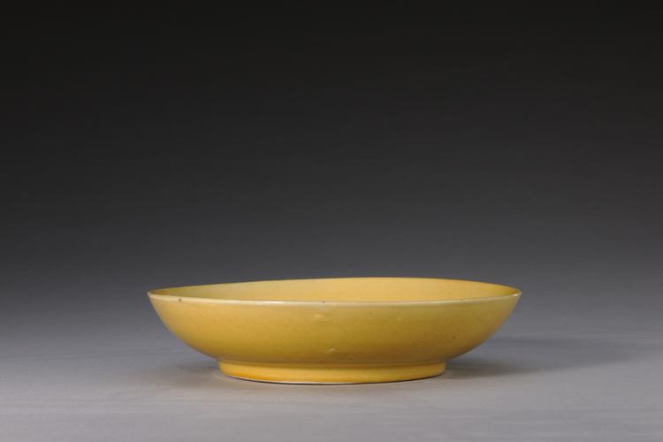 嘉靖款黄釉暗划花纹盘