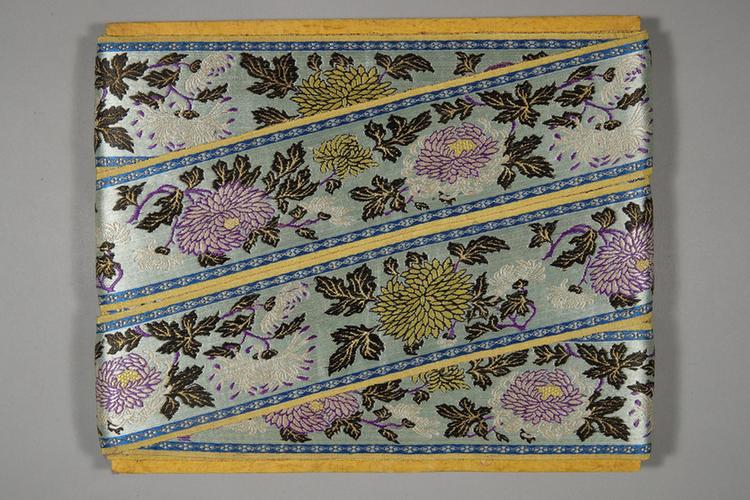 湖色缎地织金水墨浅彩九花纹绦