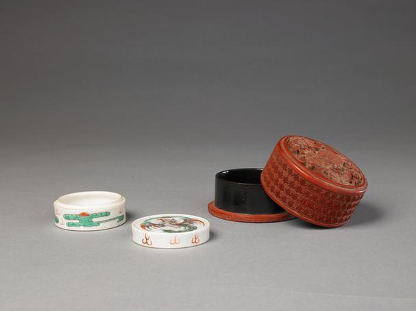 粉彩瓷团凤纹印泥盒