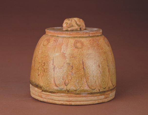 青釉兔纽莲瓣纹权