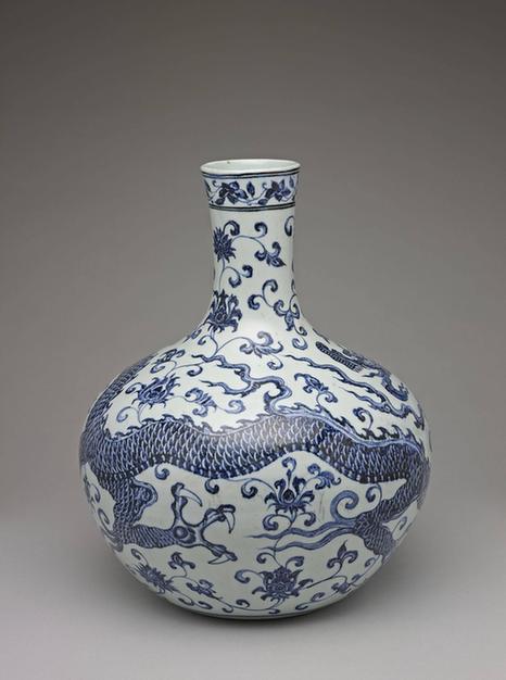 青花穿莲龙纹天球瓶