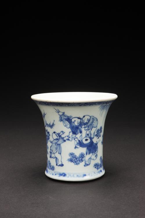 青花婴戏图笔筒