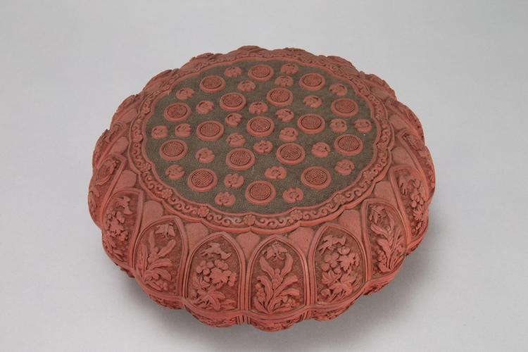 剔红福寿纹菊瓣式盒