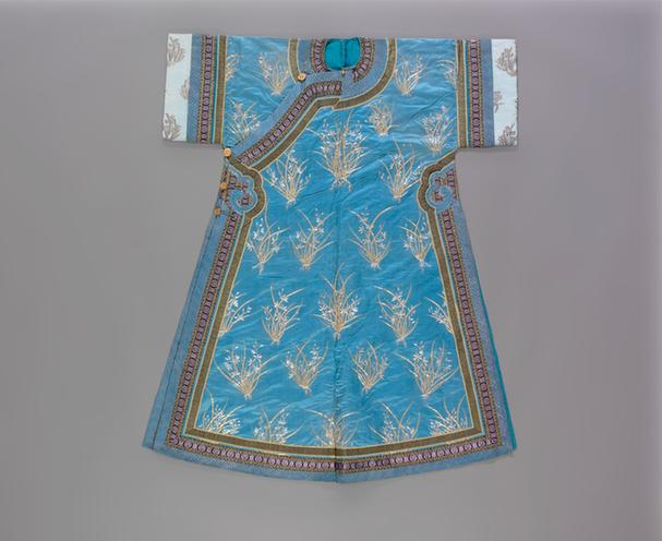 月白色缎平金银绣墩兰纹棉氅衣