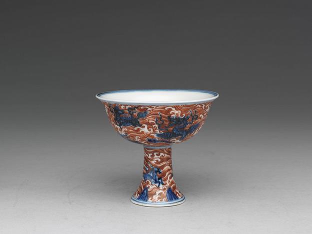 青花描红海兽波涛纹高足杯