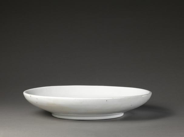 德化窑白釉暗划牡丹花纹盘