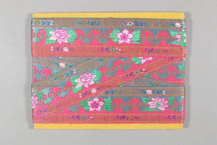 红色缎地时花牡丹云头纹绦