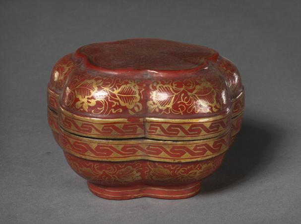 红漆描金葫芦纹梅花式盒