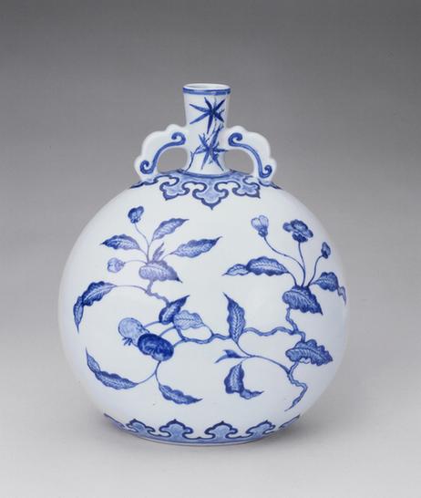 青花缠枝莲纹双耳扁壶