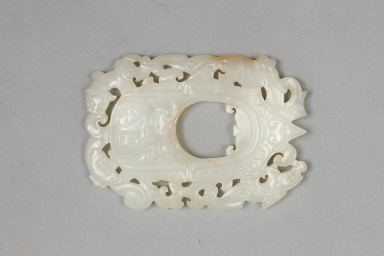 白玉透雕蟠螭纹鸡心佩