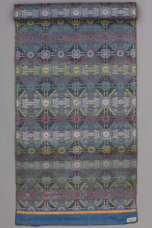 月白色地天华锦