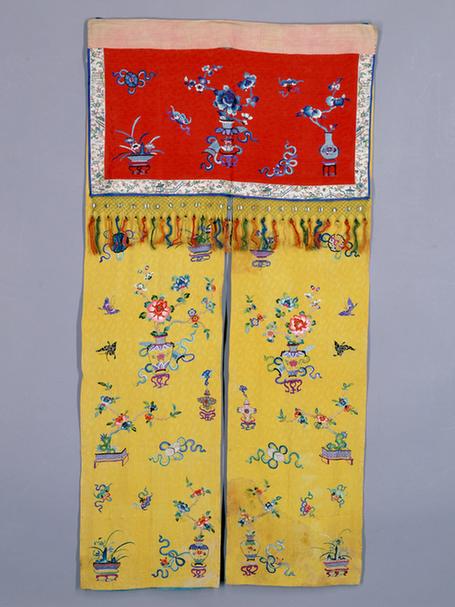 黄色暗花绸绣博古纹门帐