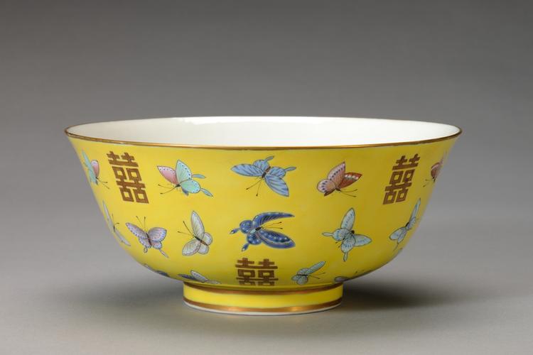 同治款黄地粉彩蝴蝶纹“喜”字碗