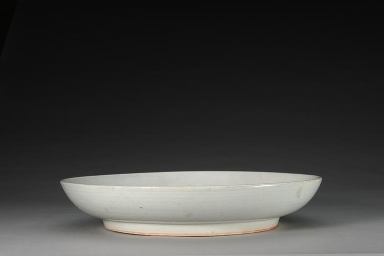 嘉靖款白釉暗划海水纹盘