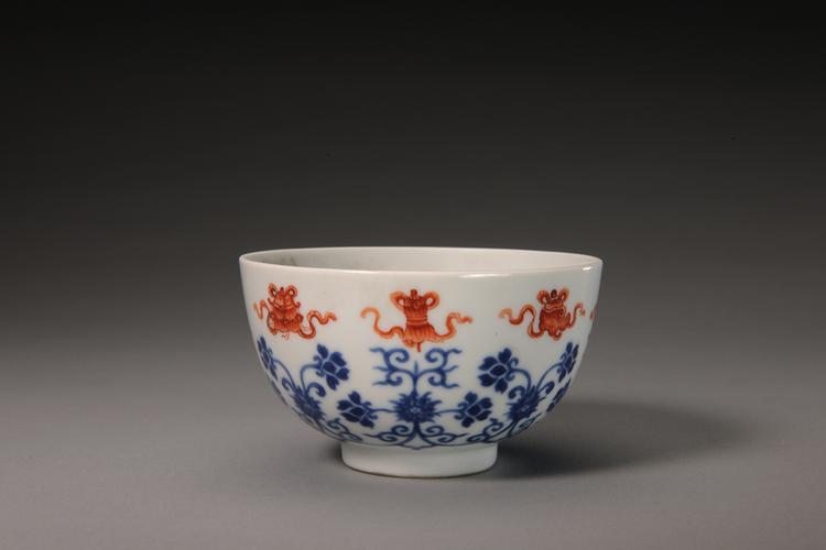 青花缠枝莲红八宝纹碗