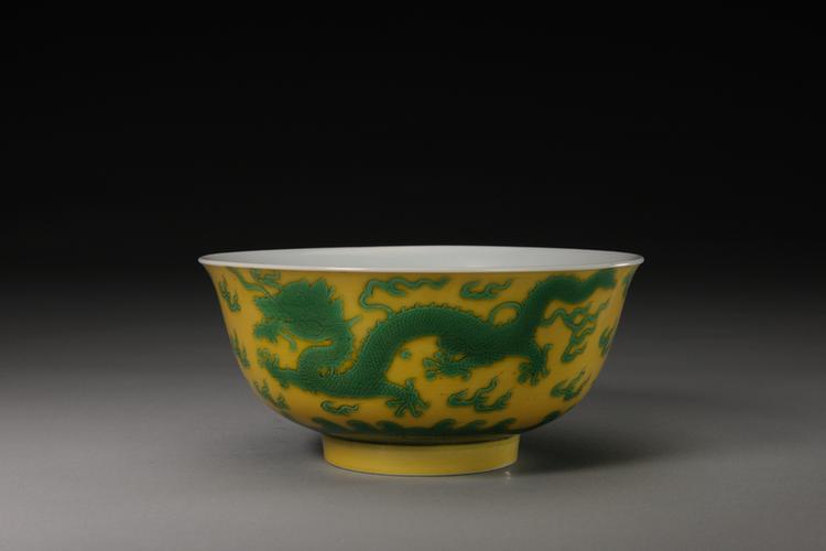 乾隆款里白釉外黄地绿彩云龙纹碗