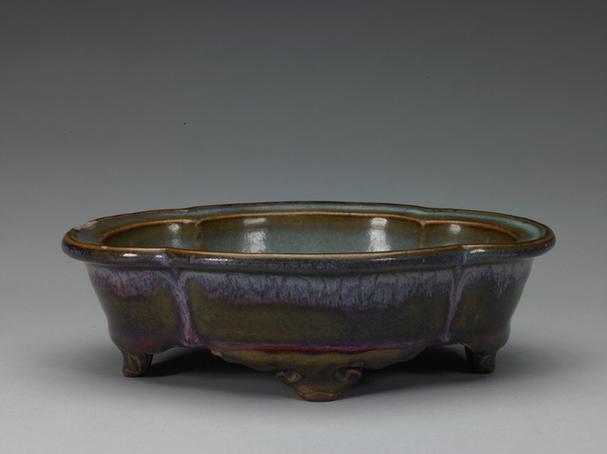 钧窑天蓝釉海棠式花盆托