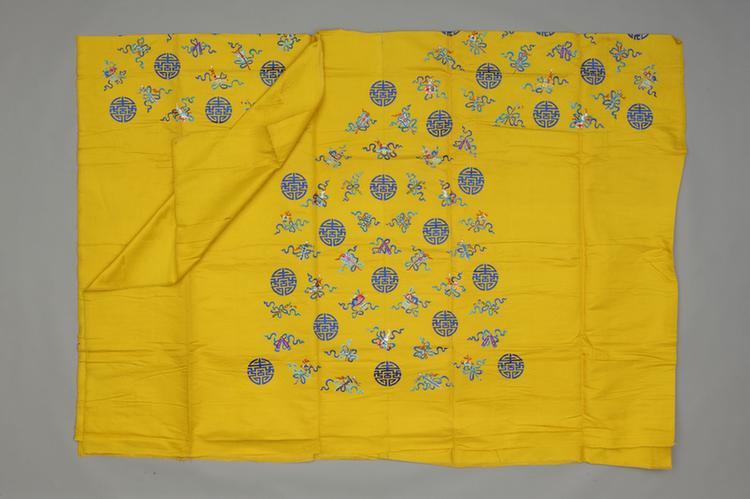 明黄色绸绣大八仙庆寿纹氅衣料