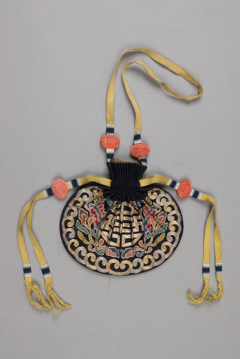 石青色缎平金银锁绣灵芝团寿纹椭圆荷包