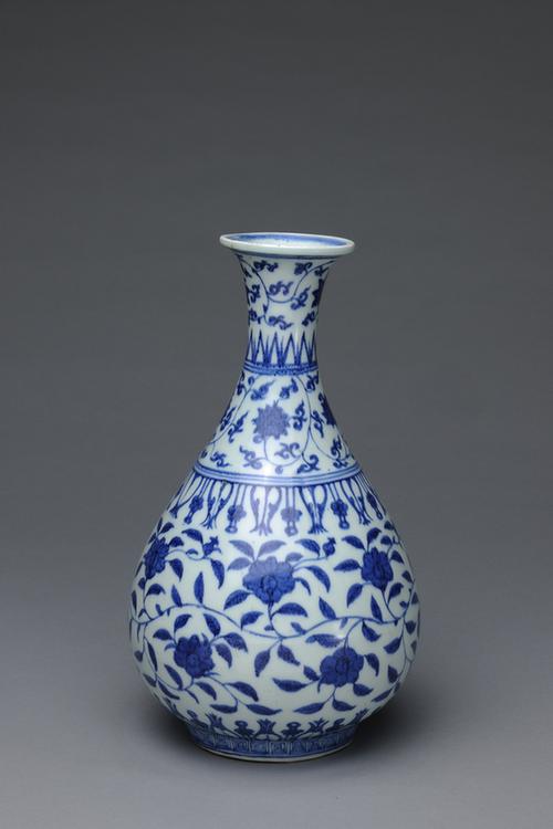 嘉靖款青花缠枝花纹玉壶春瓶