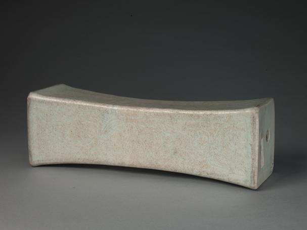 青釉刻花长方枕