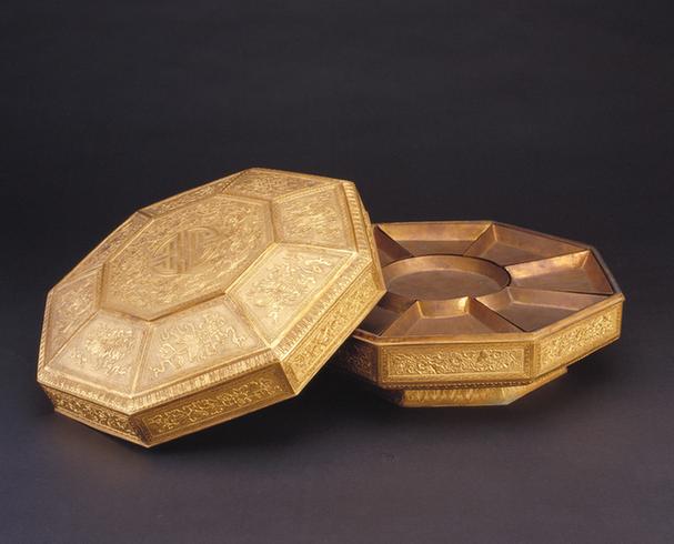 铜镀金八宝纹攒盒