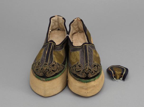 香色缎补绒云纹头尖底鞋