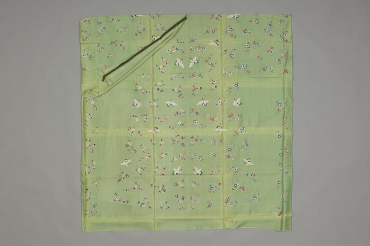 绿色芝麻纱绣浅彩梅鹤纹氅衣料