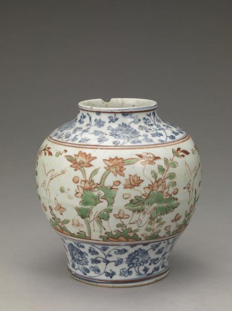 青花加彩莲塘鹭鸶纹罐