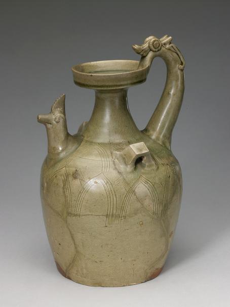 青釉划花莲瓣纹鸡头壶