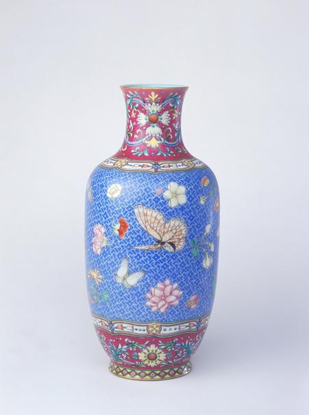 乾隆款洋彩花蝶图瓶