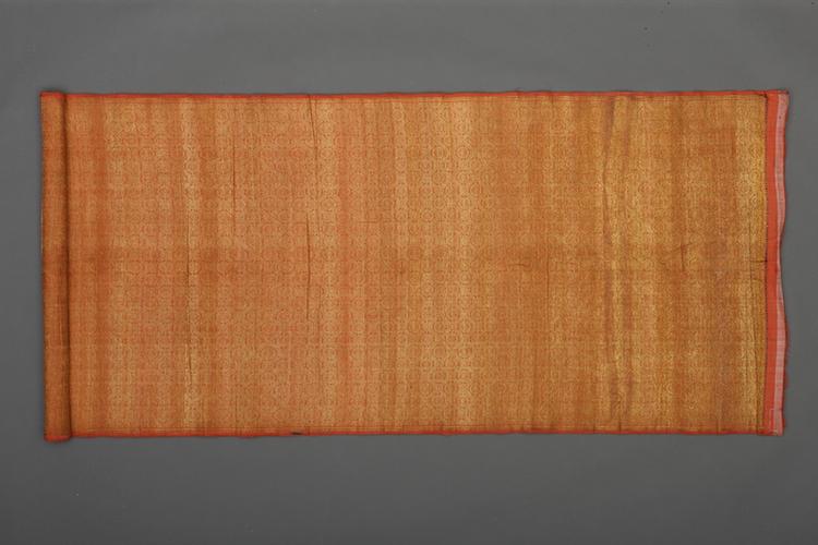 红色地斜方格双环纹回回锦