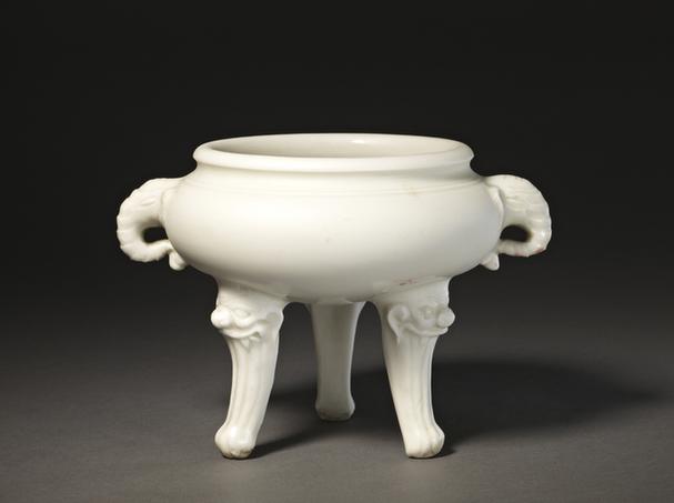 德化窑白釉象耳三足炉